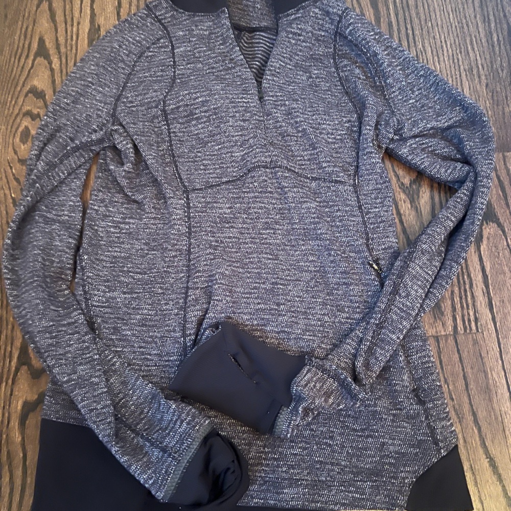 Lululemon run briskly 1/2 zip. Size 4